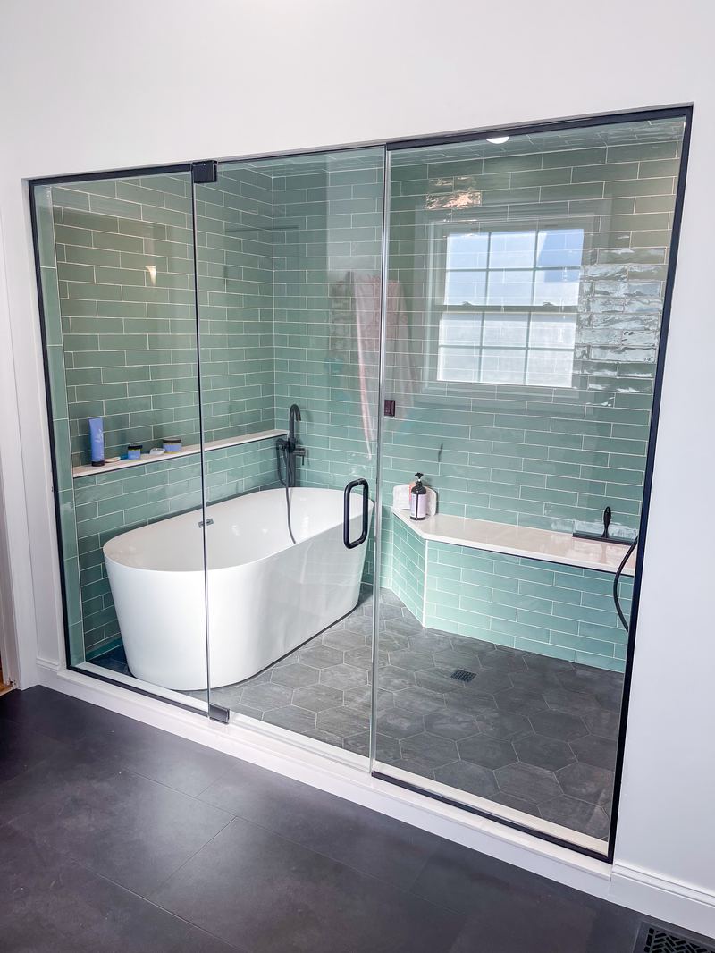 Frameless Enclosure over a Soaking Tub